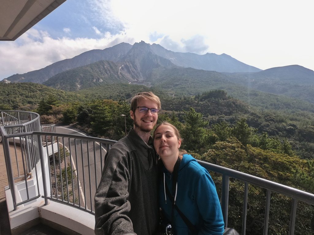 Selfie devant le volcan de Sakurajima