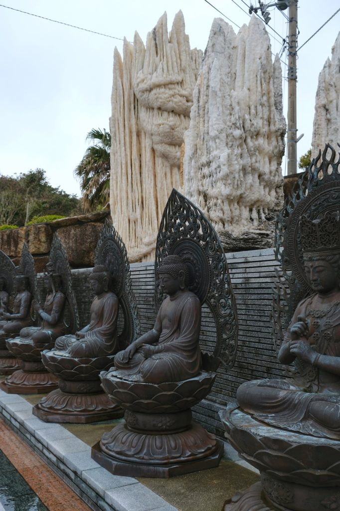 Des statues près du temple Kongofukuji au cap Ashizuri