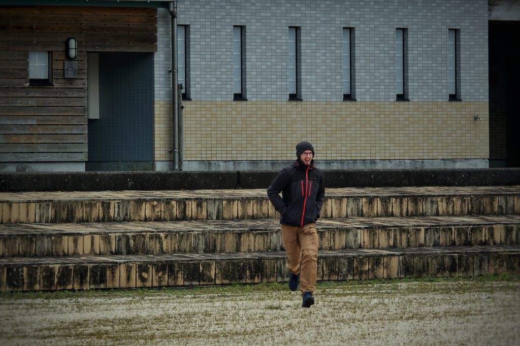 Vincent commence son sprint sur la plage d'Ashikita