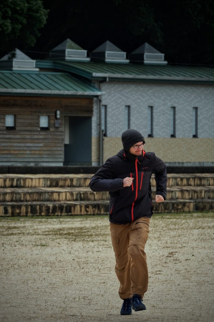 Vincent s'approche en courant sur la plage d'Ashikita