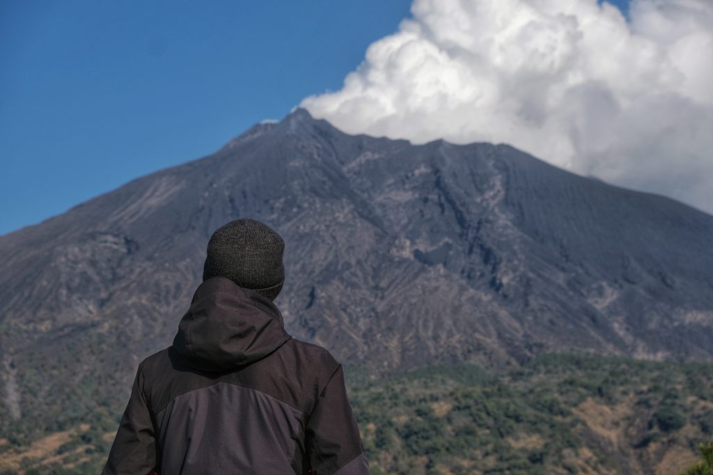 Vincent admire le Sakurajima et sa fumée abondante