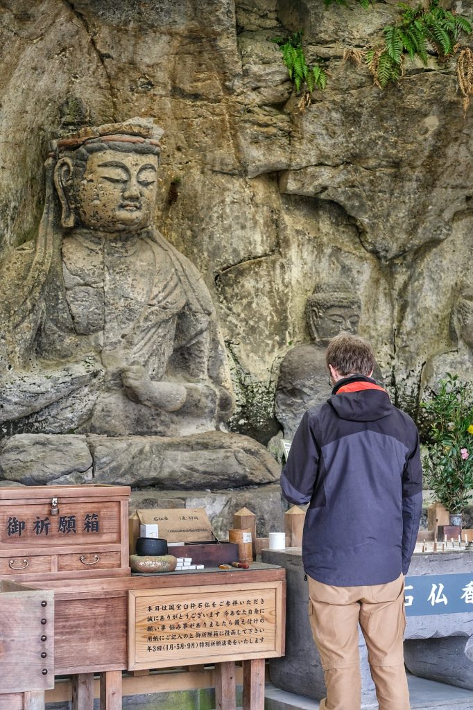 Vincent face à l'un des bouddhas de pierre d'Usuki