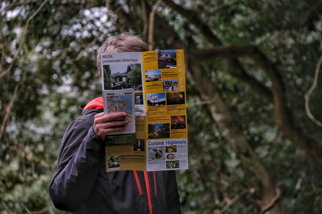 Vincent nous guide entre les bouddhas de pierre d'Usuki