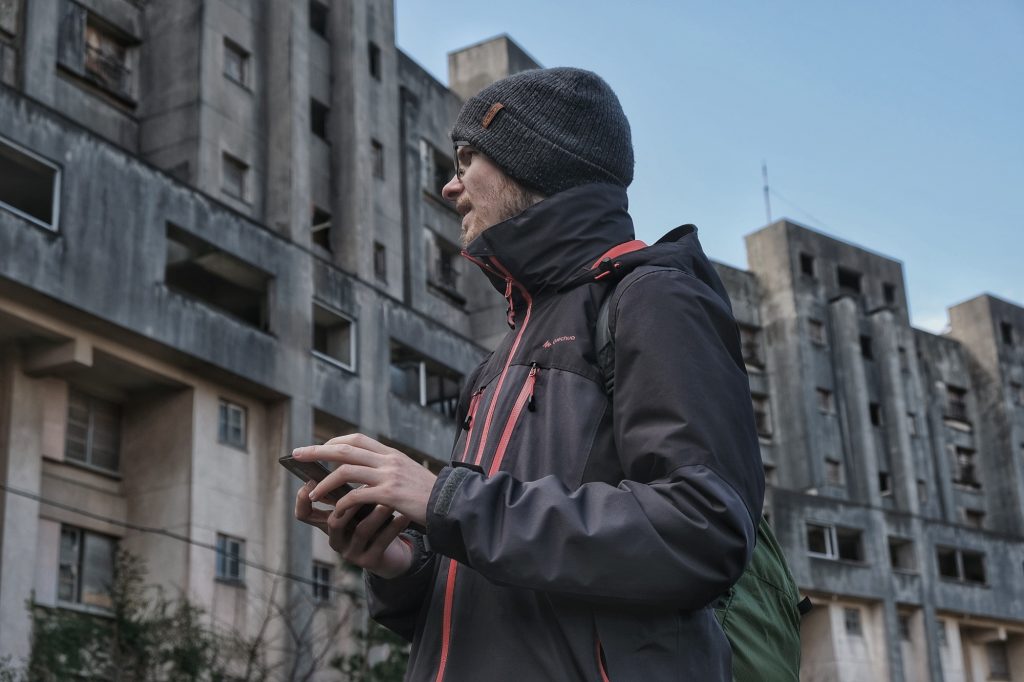 Vincent cherche notre chemin entre les immeubles d'Ikeshima