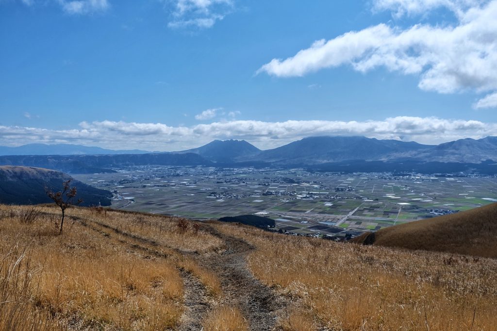 Vue de la caldeira et des volcans du mont Aso depuis l'observatoire de Daikanbo