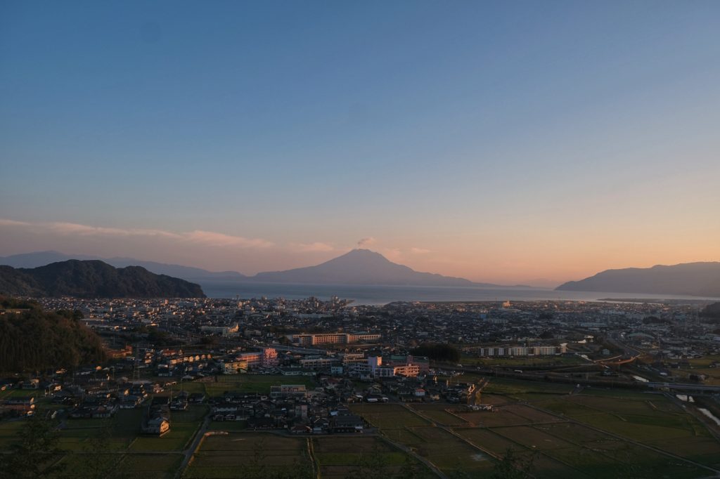 Encore une vue magnifique depuis notre camping, la ville d'Aira, la baie de Kagoshima et le volcan Sakurajima