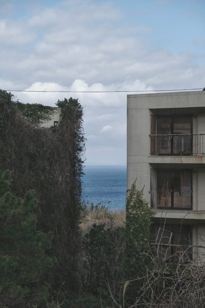 Vue de la mer entre 2 immeubles abandonnés sur l'île d'Ikeshima