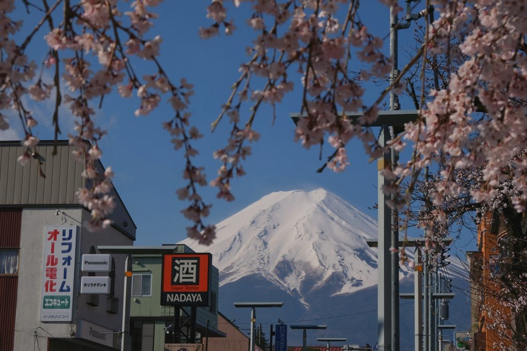 Le mont Fuji vu depuis une rue de Fujiyoshida