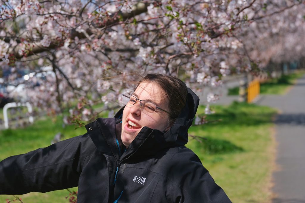 Claire dans le vent sous les cerisiers en fleur