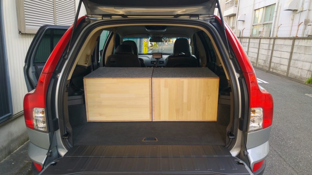 Deux caissons de notre aménagement de camping dans notre voiture