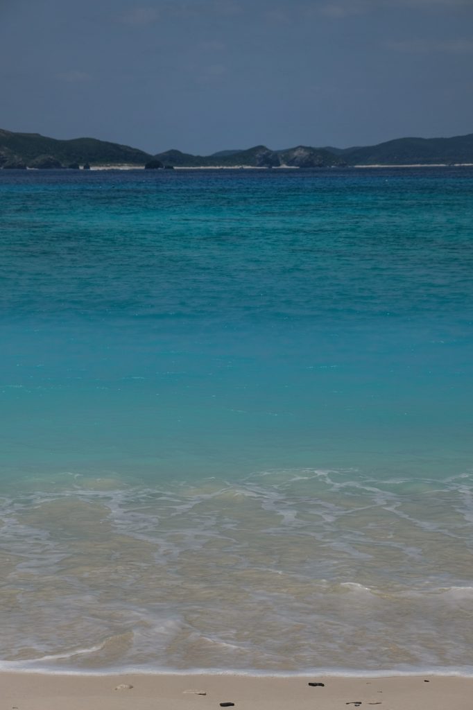 L'eau de la plage de Tokashiku sur l'île de Tokashiki
