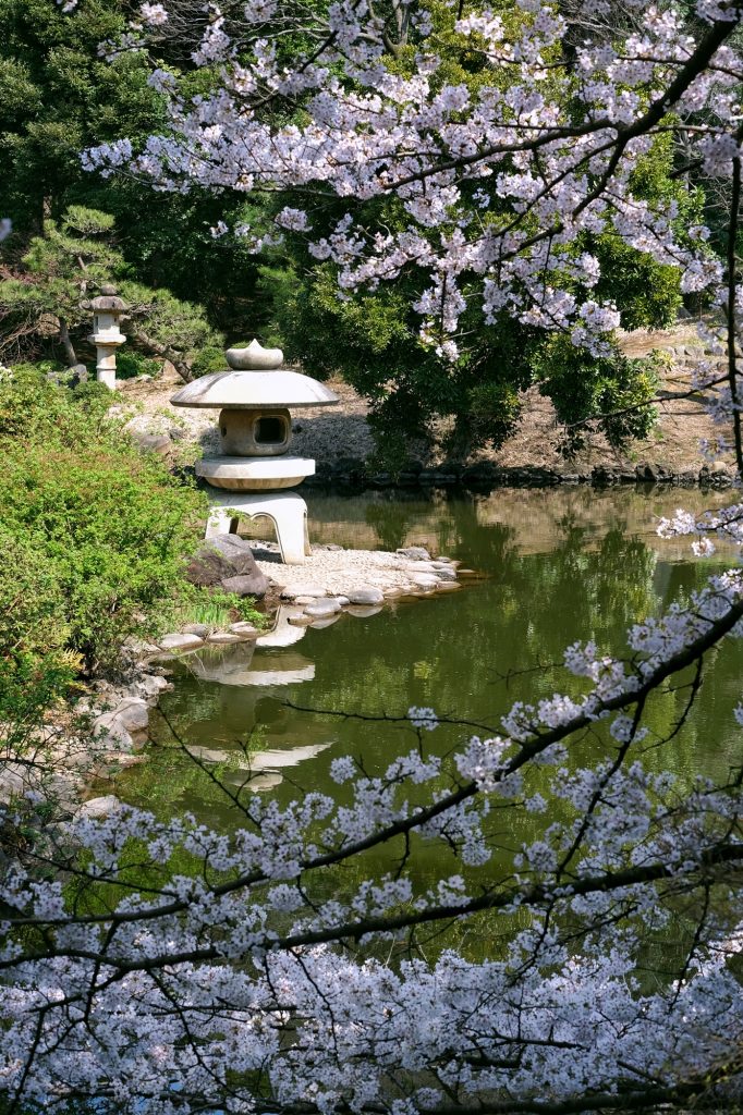 Une lanterne au bord d'un étang du Shinjuku Gyoen