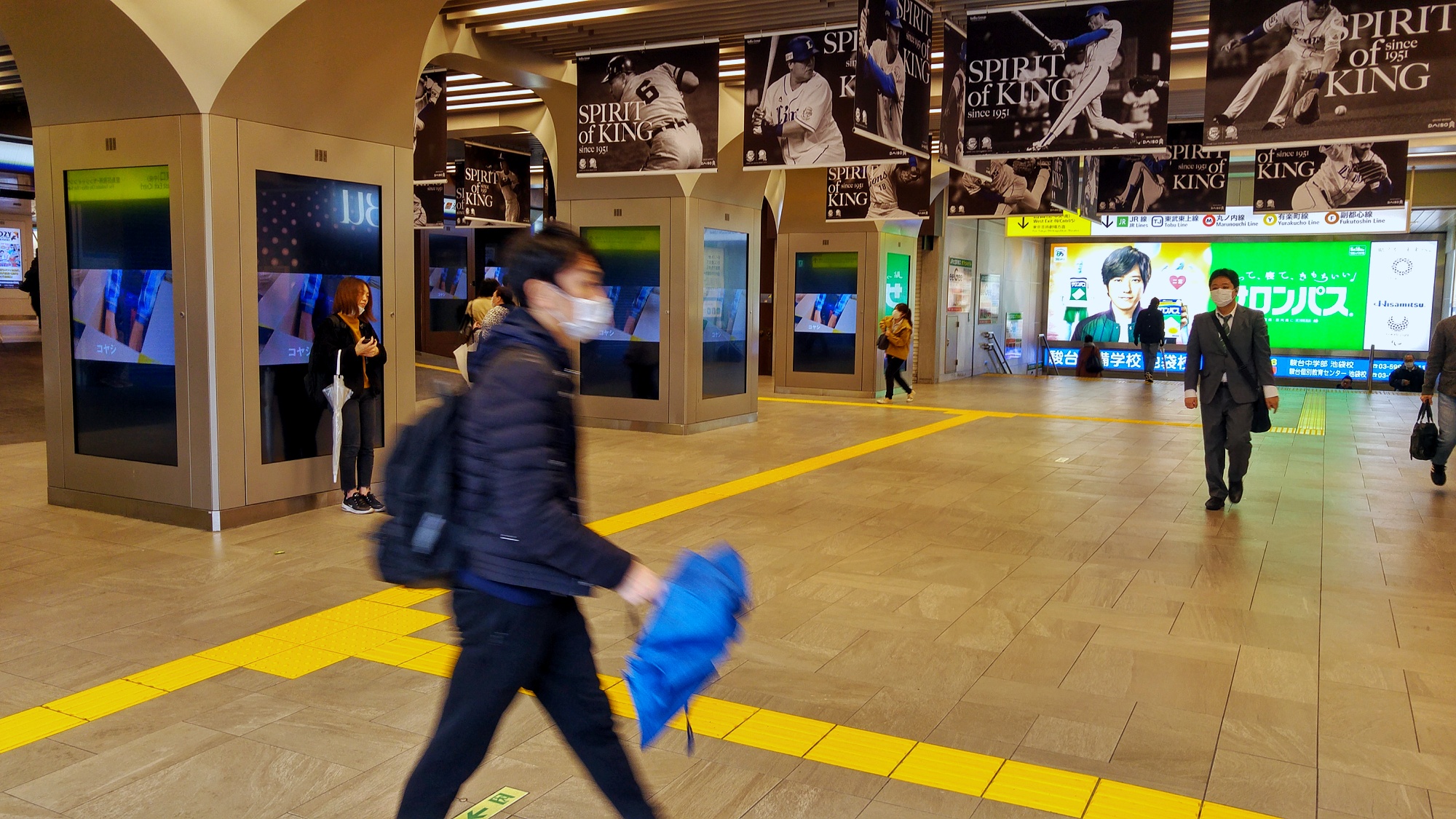 La gare d'Ikebukuro, vide à cause du covid