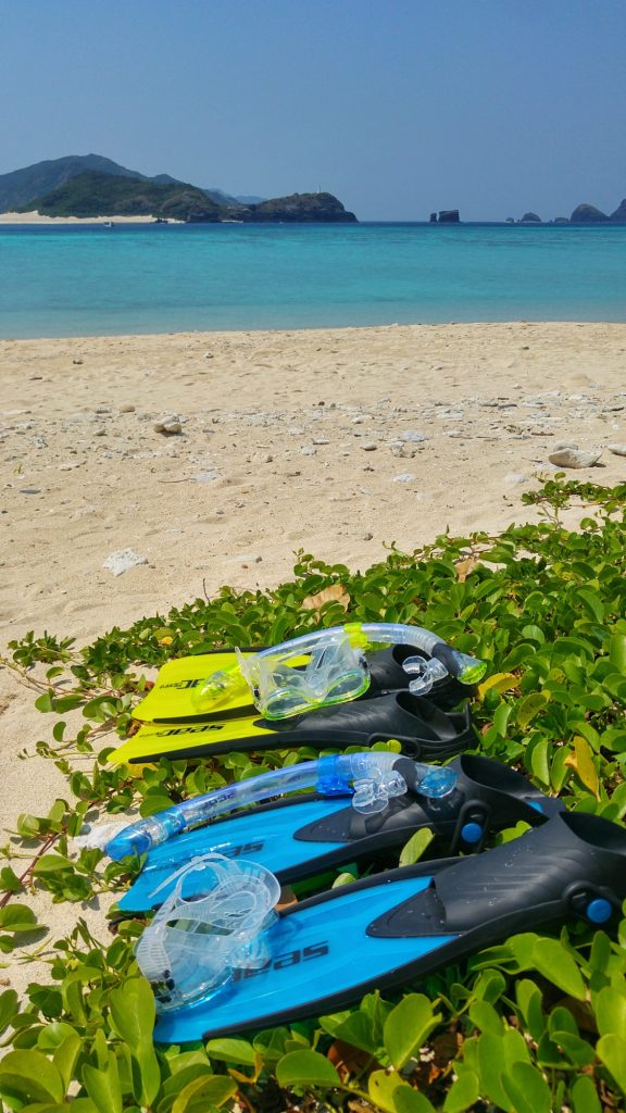 Nos palmes et tubas sur la plage d'Ama à Zamami, notre première baignade