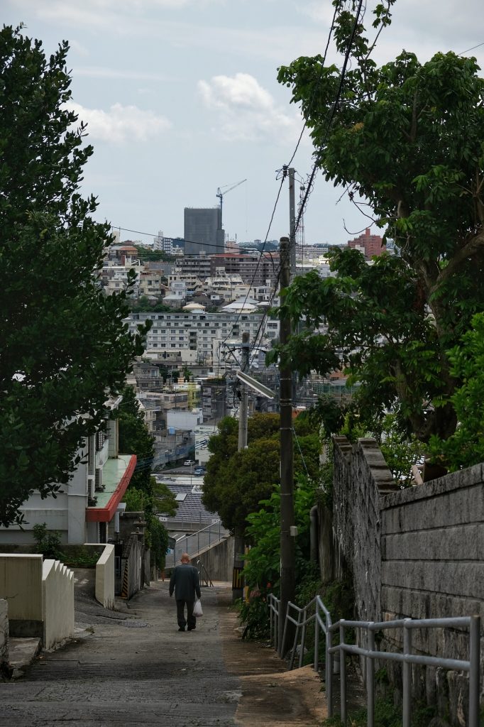 Rue descendant du château vers la ville de Naha