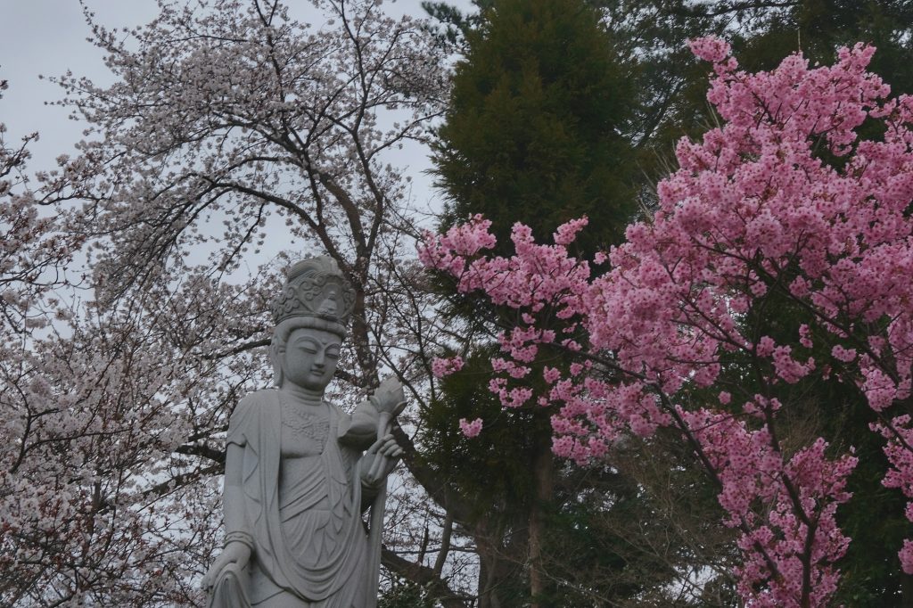 Statue d'un temple près de notre camping