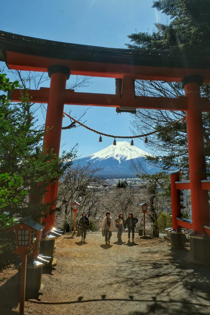 Le torii du sanctuaire Arakura à Fujiyoshida