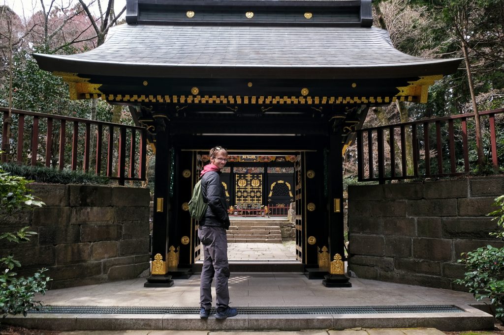 Vincent devant la porte du temple Kansenden de Sendai