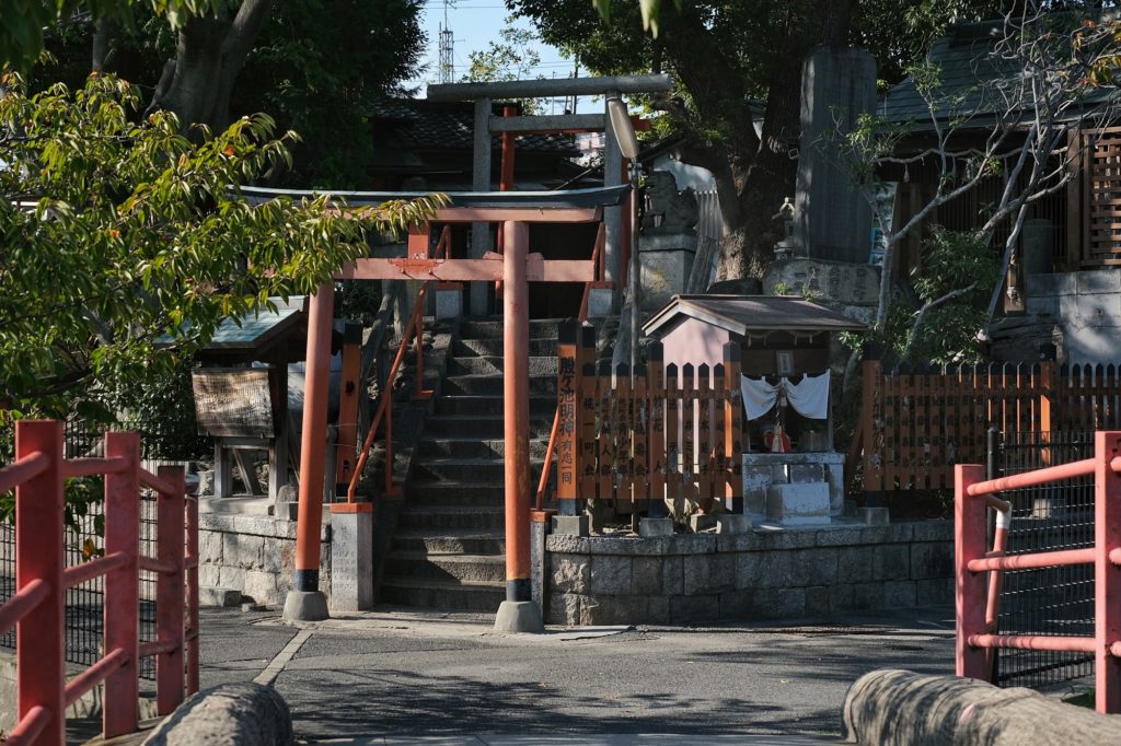 Le sanctuaire près de l'étang Momogaike à Osaka