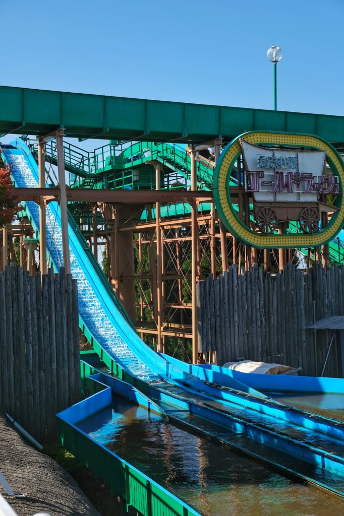 Une attraction aquatique au parc d'attractions Ikomasanjo