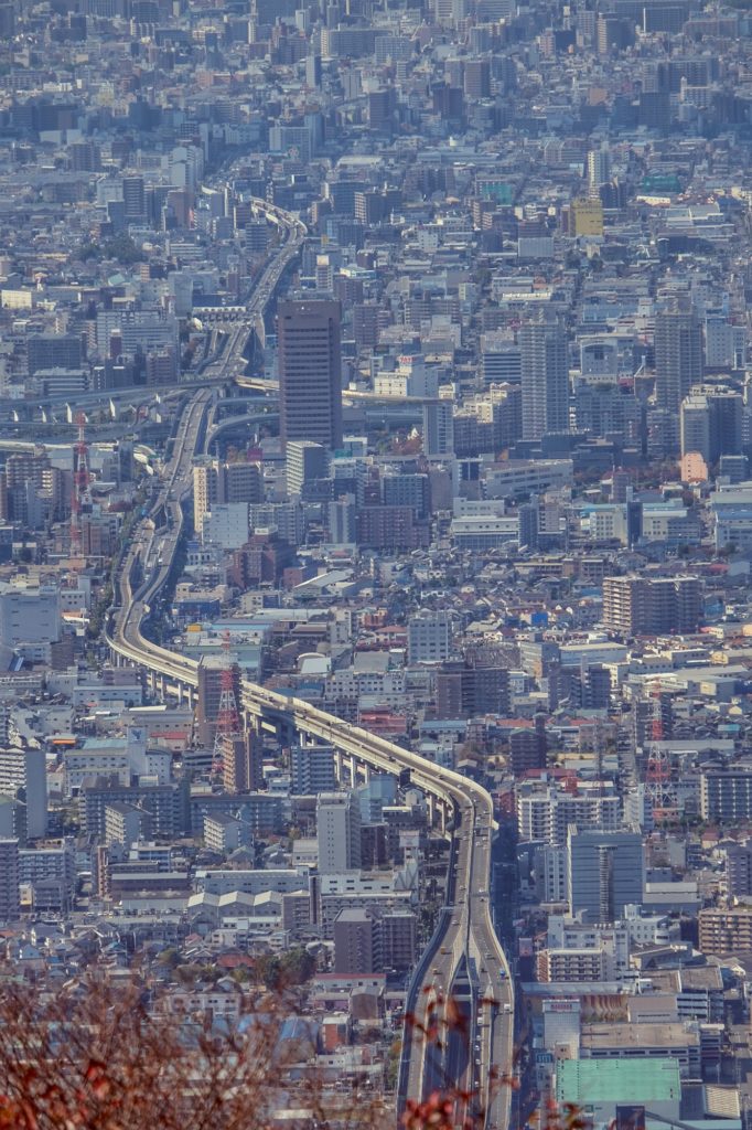 Une autoroute qui coupe la banlieue d'Osaka vue depuis le parc d'attractions du mont Ikoma