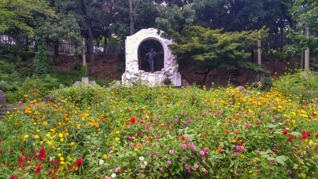 L'espace autrichien et la statue de Strauss dans le parc Tsurumi Ryokuchi