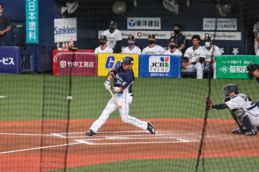 Un batteur des Seibu Lions juste avant l'impact (ou le raté)