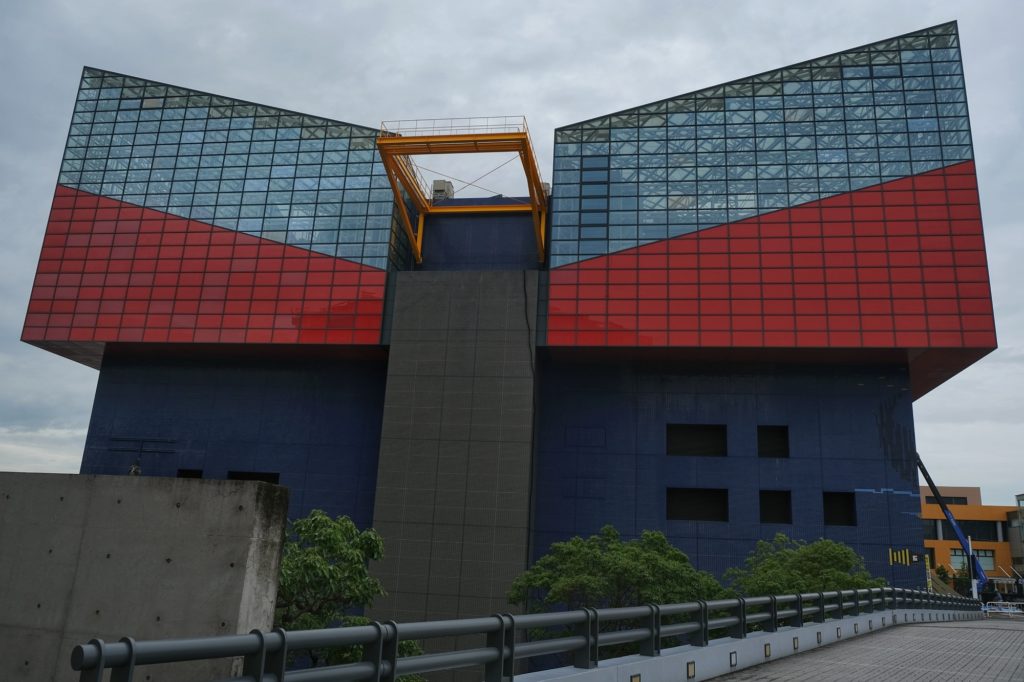 Le grand bâtiment de l'aquarium Kaiyukan à Osaka