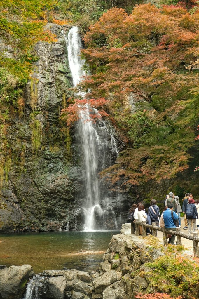 Les visiteurs devant les chutes de Minoh