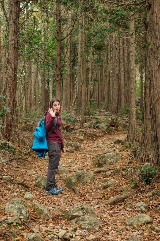 Claire dit stop sur notre randonnée dans le parc de Minoo
