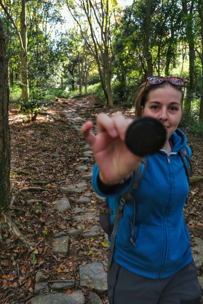 Claire veut censurer le photographe sur le chemin pavé du mont Ikomasan