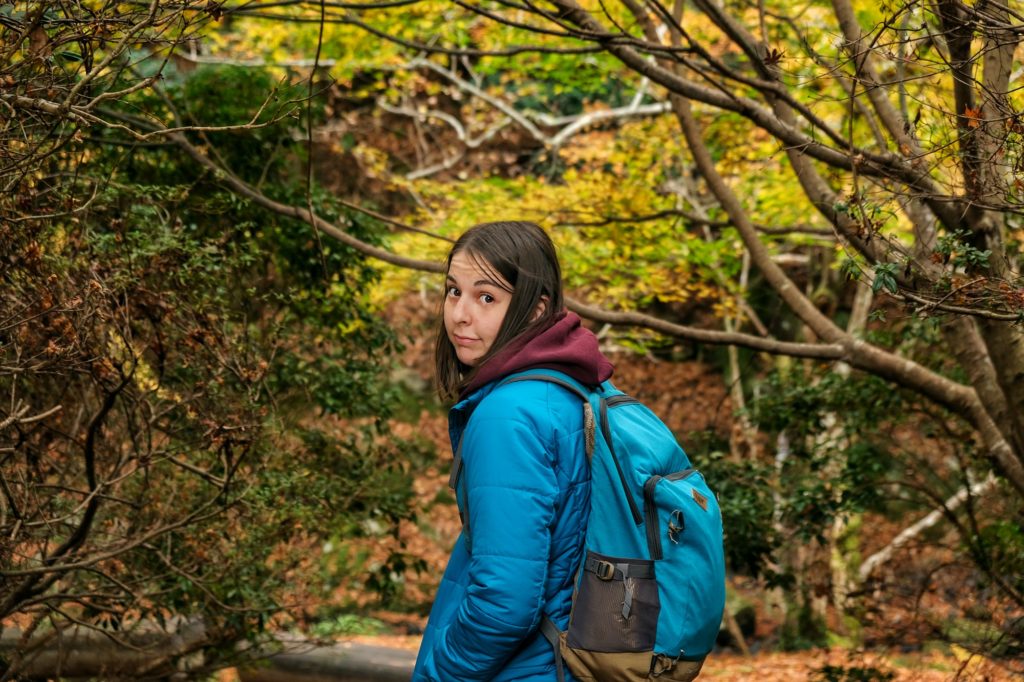 Claire devant les couleurs d'automne du parc de Minoh