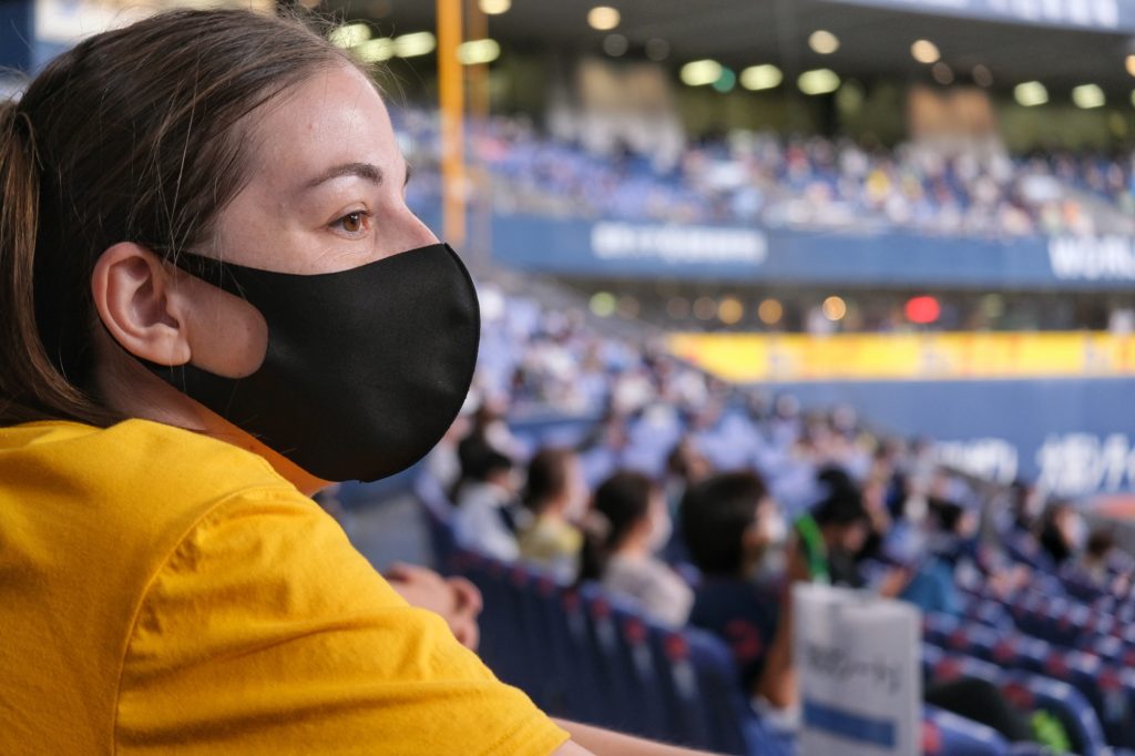 Claire porte le masque dans la tribune des supporters des Lions de Seibu