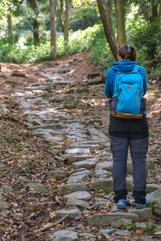 Claire monte le chemin pavé menant au mont Ikomasan
