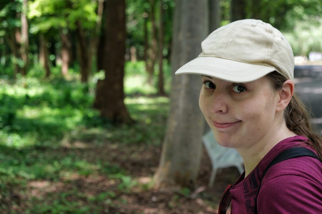 Claire profite de l'air frais à l'ombre des arbres du parc du château