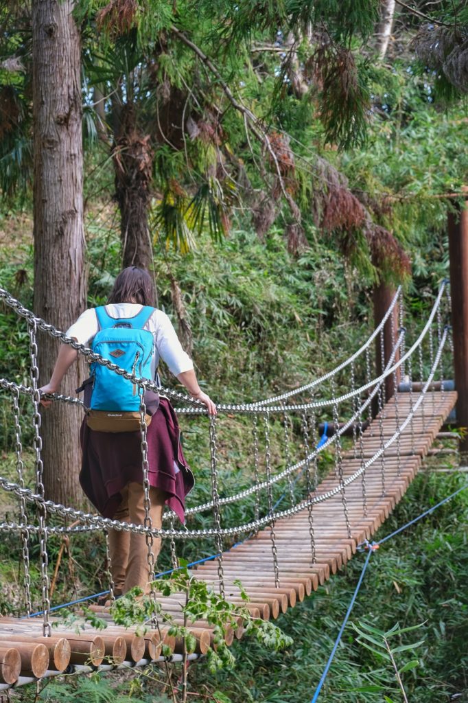 Claire traverse le pont suspendu sur la randonnée de Satsukiyama