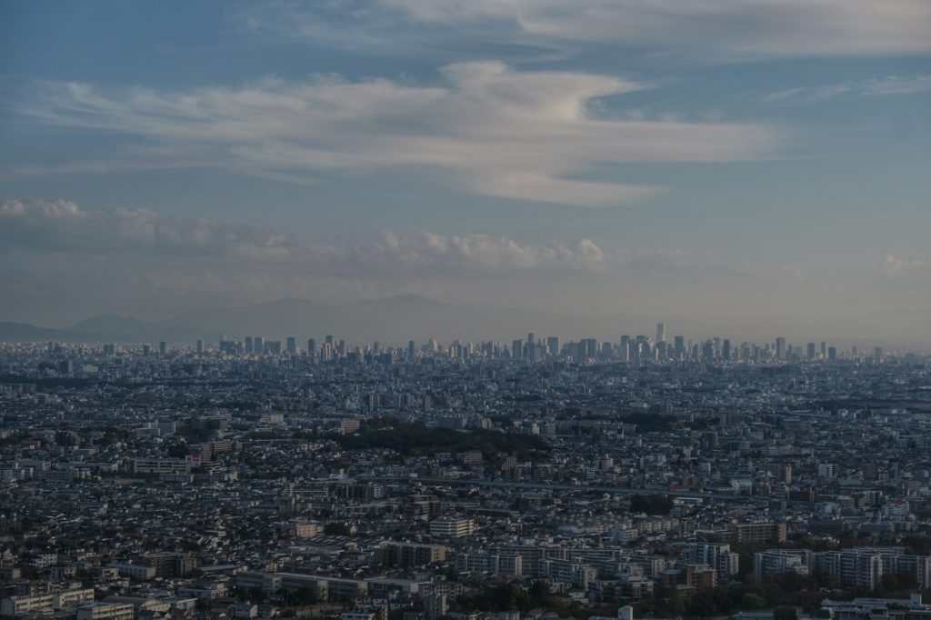 Les grands immeubles du centre-ville d'Osaka depuis la montagne Satsukiyama