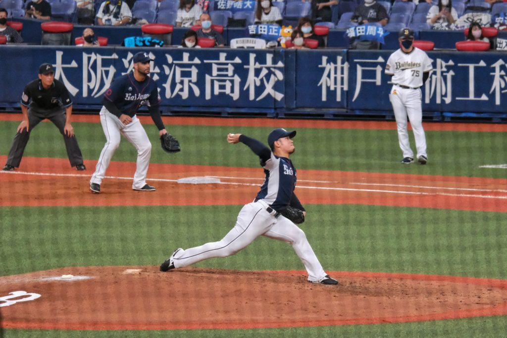 Un lanceur des Seibu Lions de Tokyo en plein lancer
