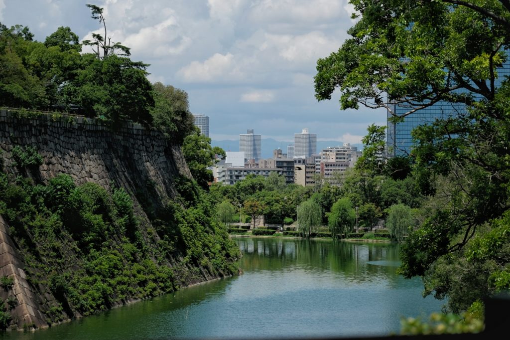 Les douves du château et la ville d'Osaka