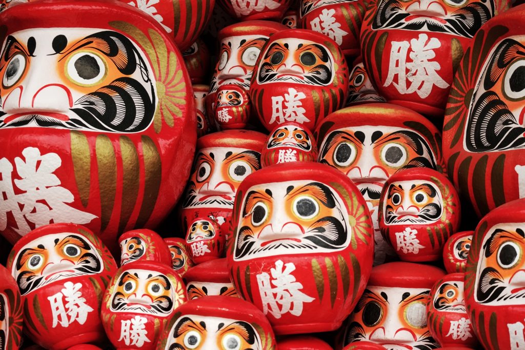 Daruma de toutes tailles au temple Katsuo-ji de Minoo