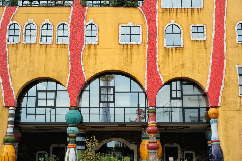 L'entrée principale du centre de traitement des boues tout en couleurs de l'île de Maishima à Osaka