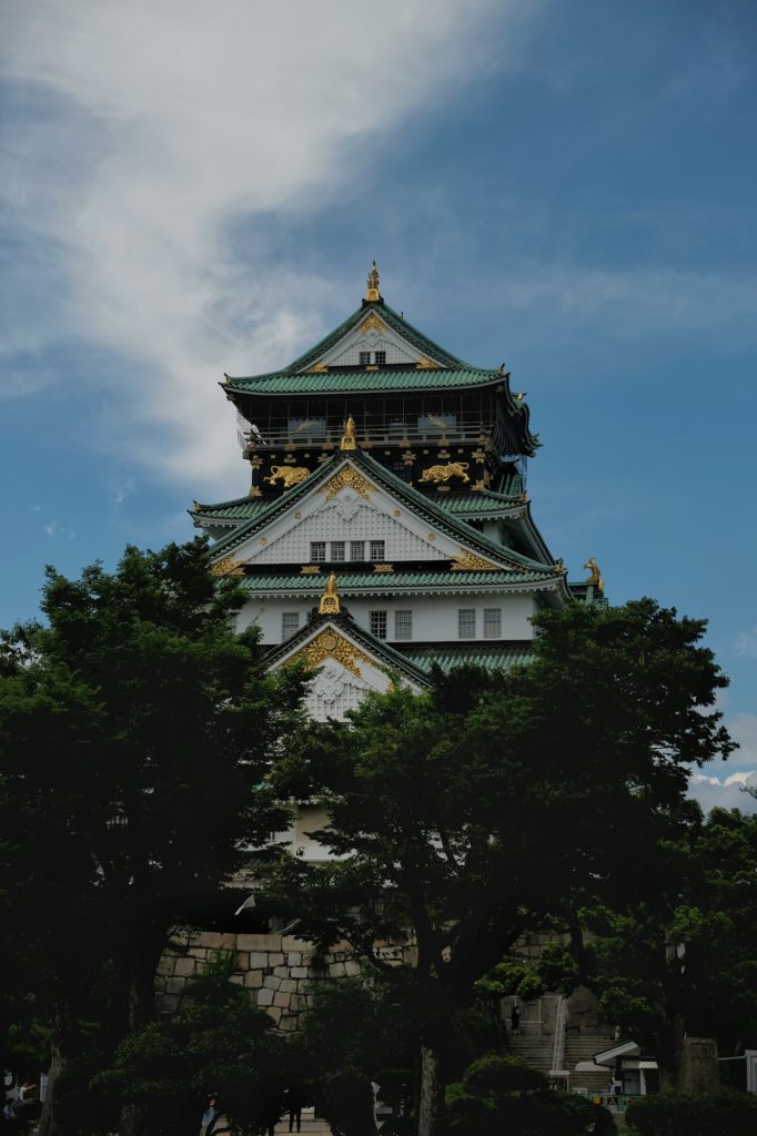 Le château d'Osaka et les arbres qui l'entourent