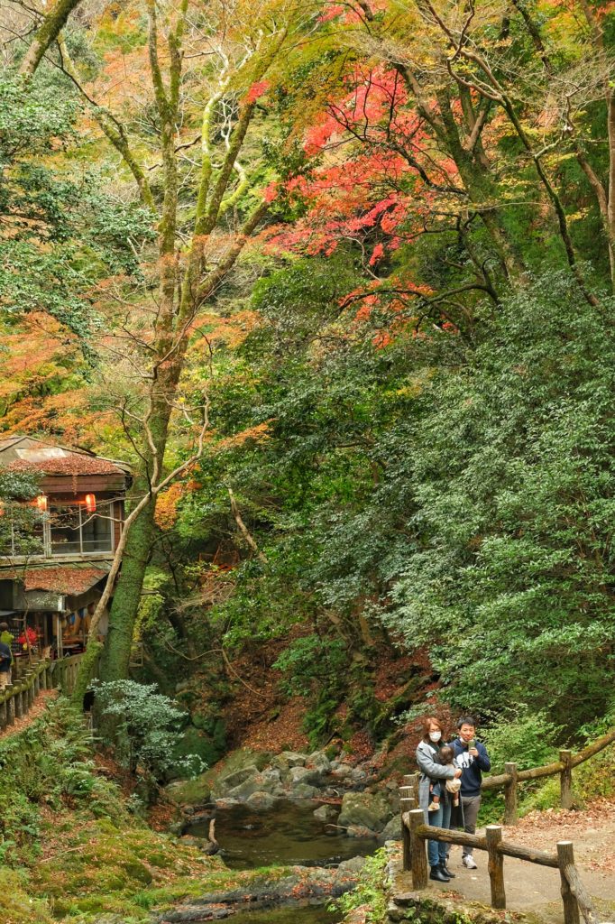 Une famille attend au bord de la rivière de Minoh