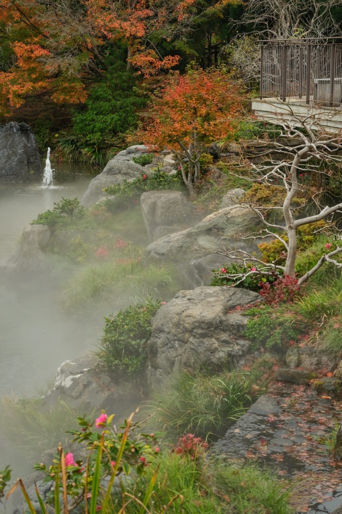 La fumée qui s'échappe de l'étang du temple Katsuo-ji à Minoh