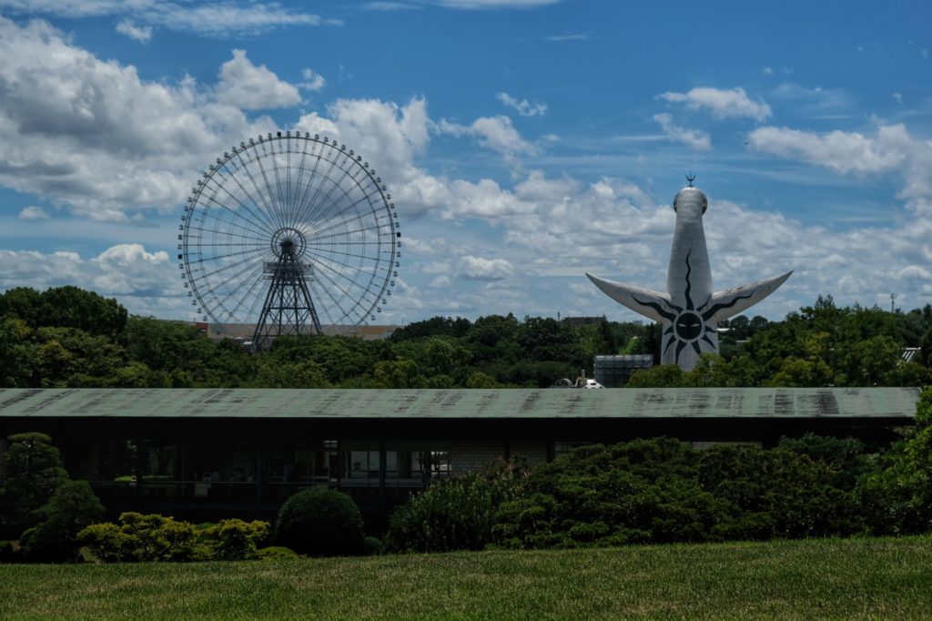 La tour du Soleil et la grande roue du parc commémoratif de l'Expo '70 d'Osaka