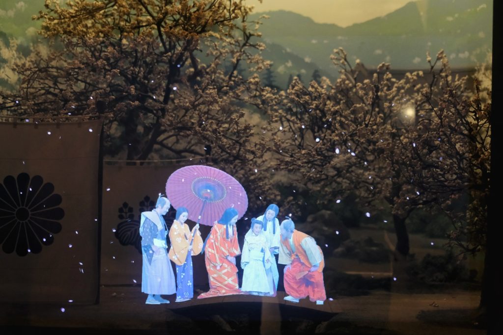 Des hologrammes retracent des épisodes de l'histoire du Japon dans le musée du château d'Osaka