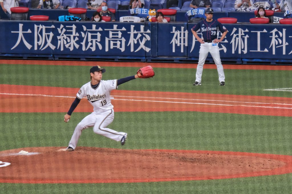 Un lanceur des Orix Buffaloes d'Osaka en plein lancer