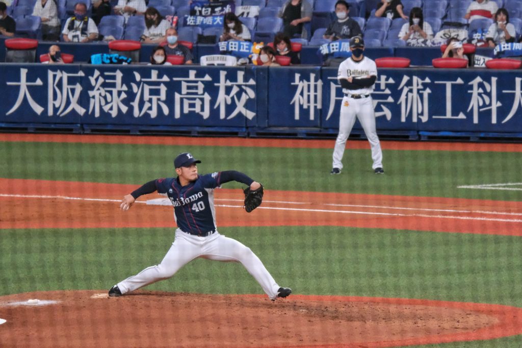 Un lanceur des Seibu Lions de Tokyo en plein lancer