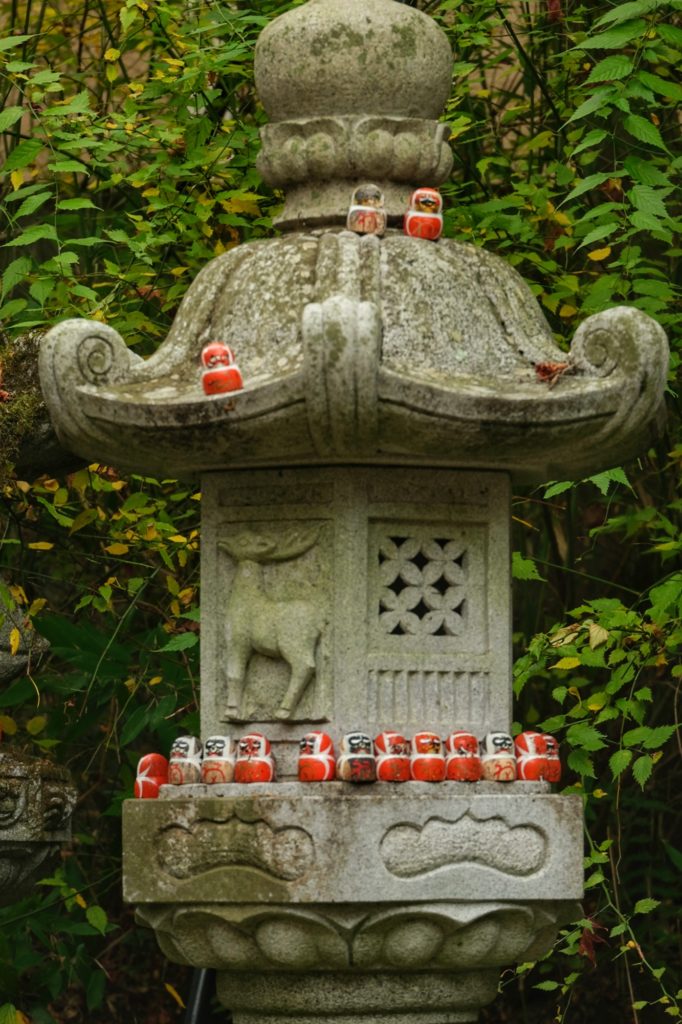 Une lanterne et ses daruma au temple Katsuo-ji de Minoo