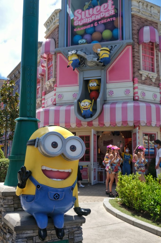 Un minion accueille les visiteurs devant le magasin de souvenirs à Universal Studio à Osaka